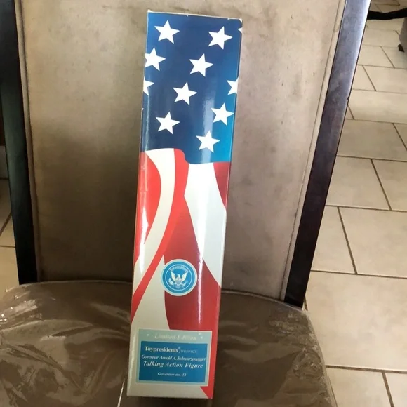 Governor Arnold Schwarzenegger Talking Action Figure - Picture 5 of 7